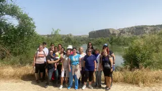 Foto de familia de los participantes en la visita al Galacho.