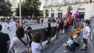 Concentración en la plaza de España de Zaragoza contra los recortes del profesorado