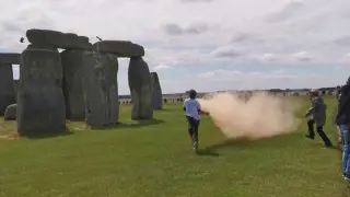 Detienen a dos activistas del grupo ecologista Just Stop Oil tras rociar con pintura el monumento de Stonehenge