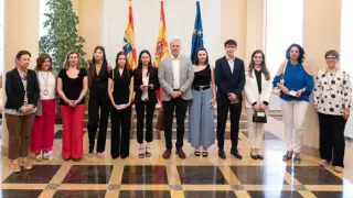 El presidente Jorge Azcón recibe a los alumnos con las mejores notas de la Evau en Aragón.