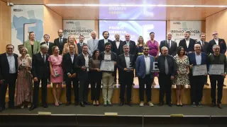 Foto de familia tras la entrega de los Premios Huesca Empresa 2024.