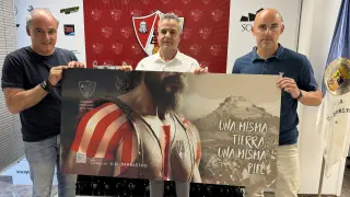 Javier Franco, Josan Fierro y Daniel Martínez con el cartel promocional de la campaña de socios.