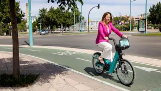 La alcaldesa de Zaragoza, Natalia Chueca, en una de las nuevas bicicletas.