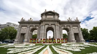La Puerta de Alcalá de Madrid se ha llenado de flores para el décimo aniversario de la coronación del Rey Felipe VI.