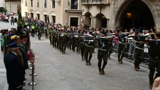 Los militares han llegado desfilando hasta la Plaza de España de Alcañiz.