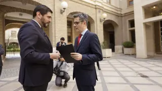 Alejandro Nolasco entrega el informe del Consejo Consultivo de Aragón sobre la ley de amnistía al ministro Félix Bolaños.