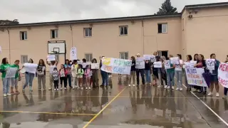 Cacerolada en un colegio de Huesca contra el recorte de profesores para el próximo curso