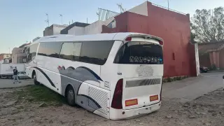 Cádiz.-Sucesos.- Denunciado un conductor por encajar un autobus sin pasajeros en un resalte y dar positivo en drogas