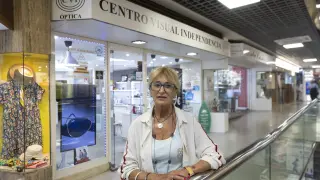 Centro comercial El Caracol de Zaragoza. Comercios que resisten 40 años después.