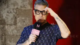 El cantante Robbie Williams interviene durante la presentación de la exposición Confessions, en el Moco Museum