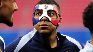 Leipzig (Germany), 20/06/2024.- A handout photo made available by UEFA Kylian Mbappe of France wearing a protective mask during a training session ahead of the group stage match against the Netherlands, Leipzig, Germany, 20 June 2024. (Francia, Alemania, Países Bajos; Holanda) EFE/EPA/JENS SCHLUETER / UEFA HANDOUT HANDOUT EDITORIAL USE ONLY/NO SALES HANDOUT EDITORIAL USE ONLY/NO SALES