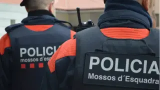 Dos agentes de Mossos d´Esquadra.