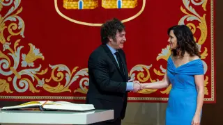 Medalla a Javier Milei de la mano de Díaz Ayuso en Madrid