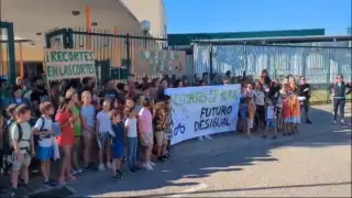Protesta en el CRA Montearagon, en Tierz, por el recorte de cuatro docentes para el próximo curso