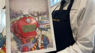 Un empleado de Sotheby's muestra la primera portada original de 'Harry Potter y la piedra filosofal', elaborada en 1997 por el artista británico Thomas Taylor, este viernes en la sede de esta casa de subastas en Nueva York (EE.UU.). La acuarela de la port