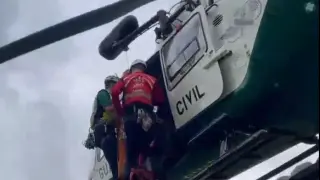 Momento de la operación de rescate del cuerpo a cargo del Greim de Boltaña y el helicóptero con base en Benasque.