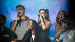 Naiara y Juanjo cantan 'La cigarra' en el concierto de Operación Triunfo en Zaragoza