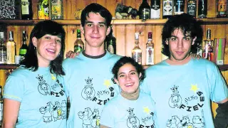 Patricia Rodrigo, primera a la izquierda, junto a su hermano José Antonio y unos amigos, cuando regentaban el bar de las piscinas de Ansó (1999).