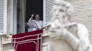 Vatican City (Vatican City State (holy See)), 23/06/2024.- Pope Francis leads Sunday's Angelus prayer from the window of his office overlooking Saint Peter's Square, Vatican City, 23 June 2024. (Papa) EFE/EPA/MASSIMO PERCOSSI