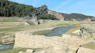 Restos de la presa de Juan de Villanueva que pueden verse gracias al descenso del agua.