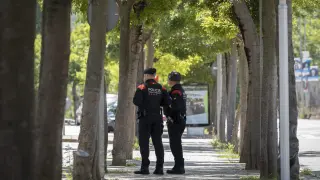 Agentes de los Mossos delante del barrio de Font de la Pòlvora de Girona, donde han ocurrido los hechos.