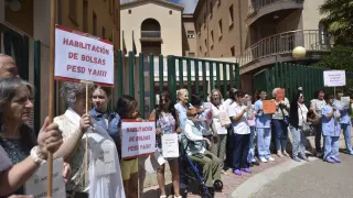 Concentración convocada a las puertas de la residencia Sagrada Familia del IASS en Huesca.