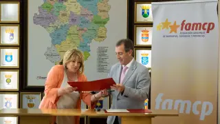 Firma del convenio con la FAMCP. En la imagen Tomasa Hernández y Carmelo Pérez...FABIAN SIMON..24/06/2024 [[[EP]]]