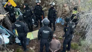 La Guardia Civil rodea al detenido en la plantación de Fuentespalda.