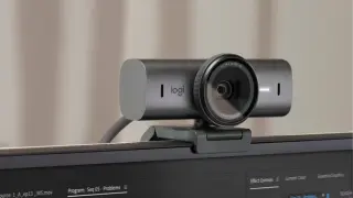 La Logitech MX Brio se instala fácilmente sobre el monitor gracias a su pinza