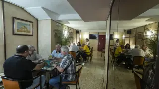 Varios miembros de la Asociación Aragonesa de Mus, jugando en el bar Cavia de Zaragoza el pasado viernes