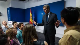 El presidente del Partido Popular, Alberto Núñez Feijóo, conversa con algunos periodistas
