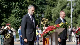 El rey Felipe VI visita Letona y es recibido con honores militares.