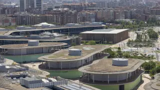 Panorámica de los cuatro pabellones frente al Ebro a los que se les dará ahora un uso tras su reconversión.