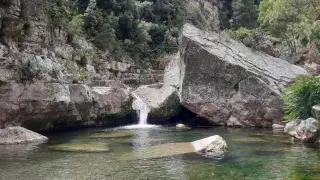 Este paisaje de saltos de agua y piscinas naturales es una excursión perfecta este verano en Tarragona