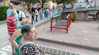 Cadena humana en el parque infantil de tráfico de Alcañiz para mostrar la oposición al proyecto de reforma.