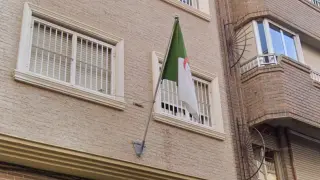 Bandera de Argelia en el Consulado del país en Alicante