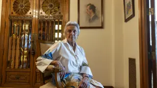 Pilar Muro en su domicilio de Casablanca, con un cuadro de Publio Cordón, de la pintora canaria Cristina López.