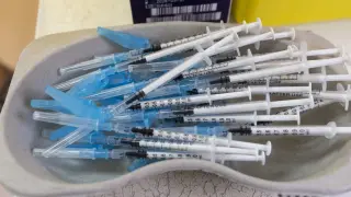 Dosis preparadas durante la campaña de vacunación contra la gripe y la covid en un centro de salud de Zaragoza.