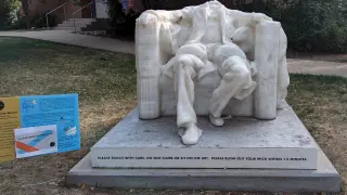 El calor derrite la cabeza de la estatua de Lincoln, en Washington