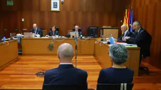 Los dos acusados de administración desleal, ante el tribunal de la Audiencia de Zaragoza.