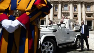 Vatican City (Italy), 26/06/2024.- Pope Francis (C) waves from his popemobile on the day of the weekly general audience in Saint Peter's Square, at the Vatican, 26 June 2024. (Papa) EFE/EPA/ANGELO CARCONI