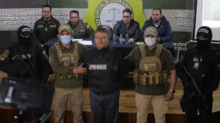 El destituido jefe militar del Ejército de Bolivia, Juan José Zúñiga (c), es presentado en dependencias de la Fuerza Especial de Lucha Contra el Crimen.