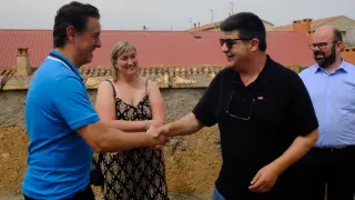 Luis Artigas y Mari Carmen Grande (Iberdrola), Antonio Ubide (D. O. Cariñena) y Sergio Ortiz (alcalde), juntos en promover esta comunidad solar.