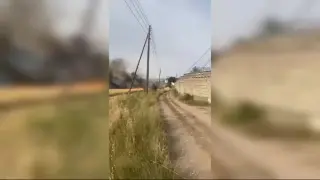 Vídeo: aparatoso incendio en un campo de trigo en el camino de Los Arcos de Zaragoza