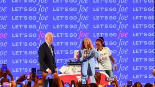 Biden saluda a sus seguidores demócratas en una fiesta tras el debate contra Trump
