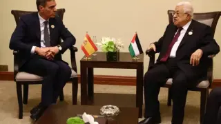 El presidente del Gobierno, Pedro Sánchez, junto al presidente palestino Mahmud Abbas