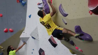 Competición de escalada en bloque.