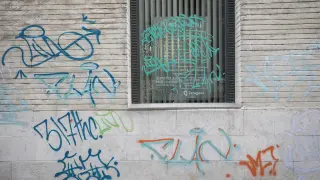 Grafitis sobre una fachada en Zaragoza.