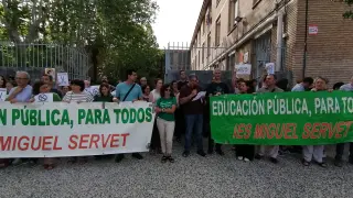 Protesta a las puertas del instituto Miguel Servet de Zaragoza este viernes.