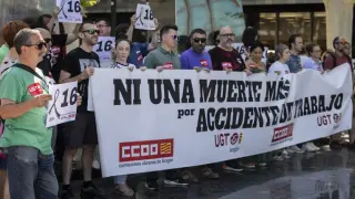 Protesta sindical contra los accidentes de trabajo en el Monumento a la Constitución de Zaragoza.